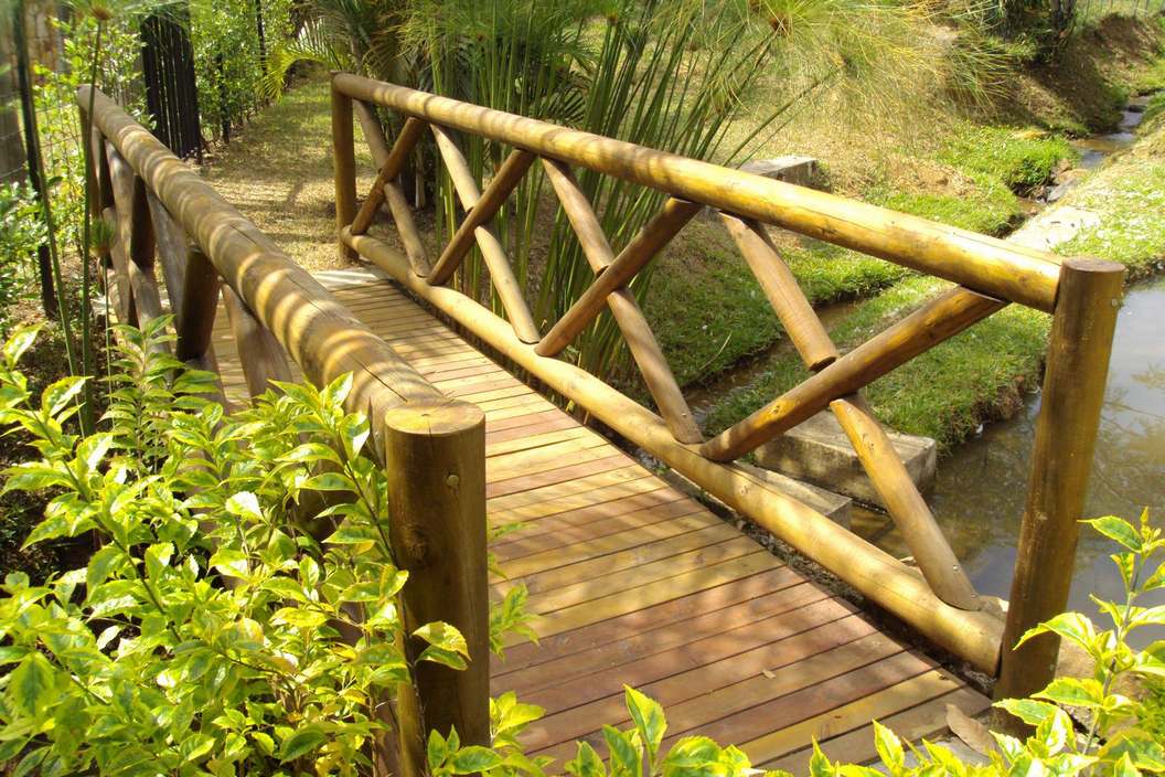 Kiosco a cuatro aguas con techo en teja de shingle